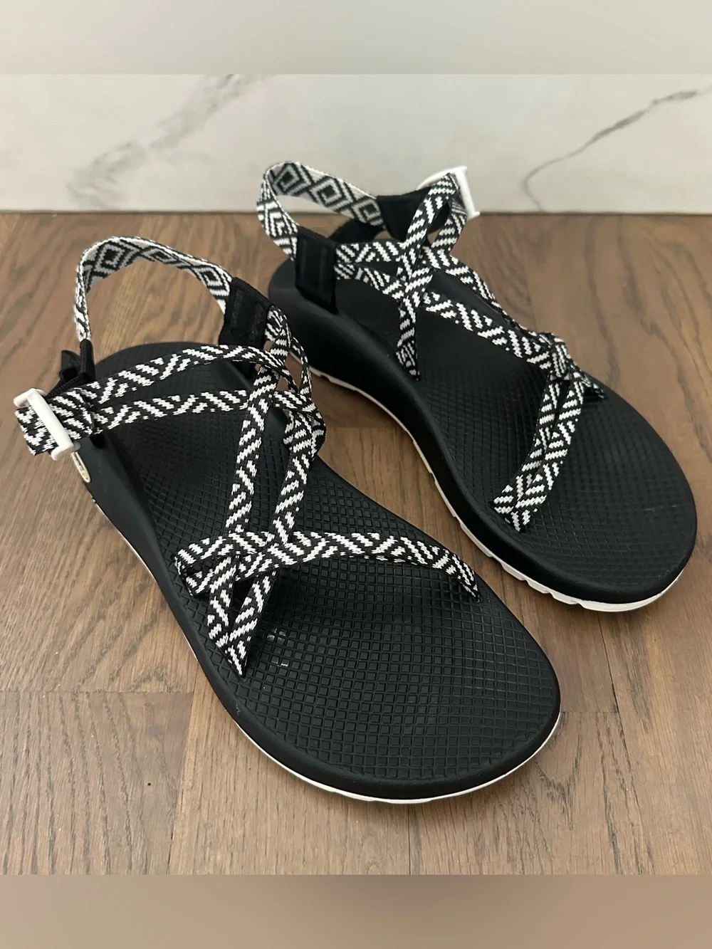 Chaco Women's ZX/1 Cloud Dual Adjustable Straps Cushioned Sandal Black, White 10